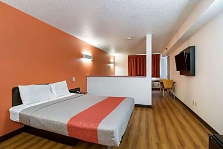 Motel 6-Davenport, IA