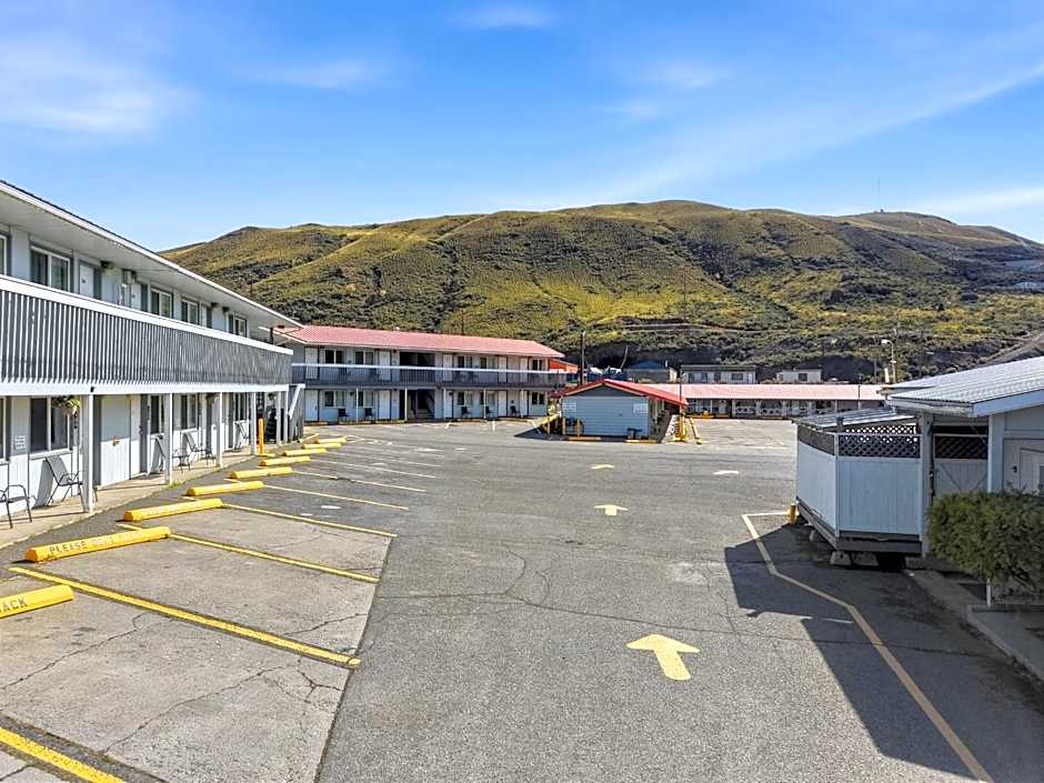 Canadas Best Value Desert Inn & Suites Cache Creek