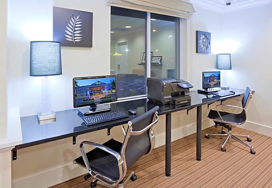 Holiday Inn Express Hotel & Suites Rogers By IHG