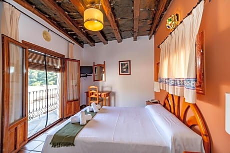 Double room with balcony and mountain view