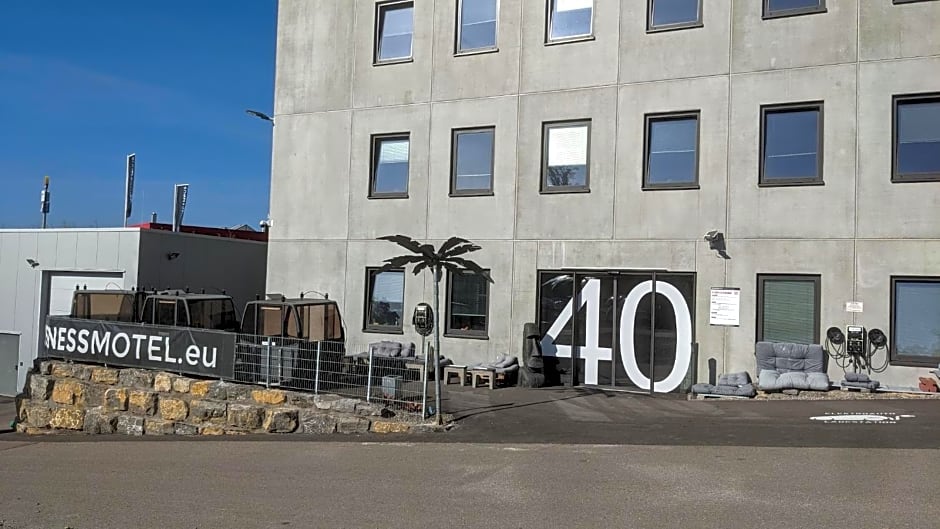 BUSINESS-MOTEL free WiFi & massage, air-con, XXL-Parking