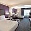 La Quinta Inn & Suites by Wyndham Arlington North Six Flags Drive