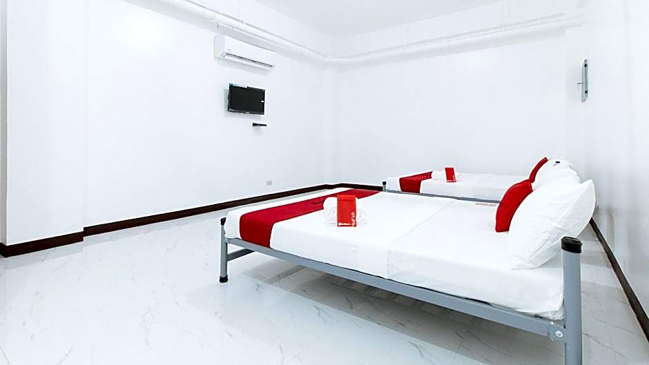 RedDoorz @ Don Martie Beach House Naic Cavite