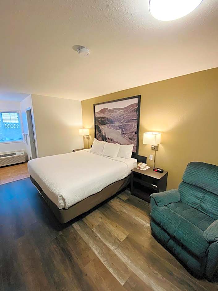 Super 8 by Wyndham 100 Mile House