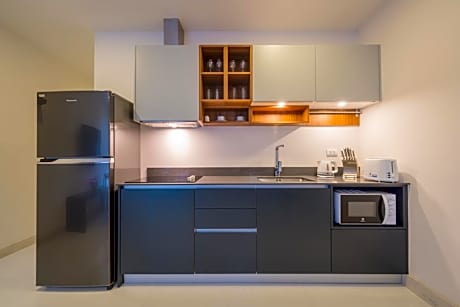 Apartment with Pool View