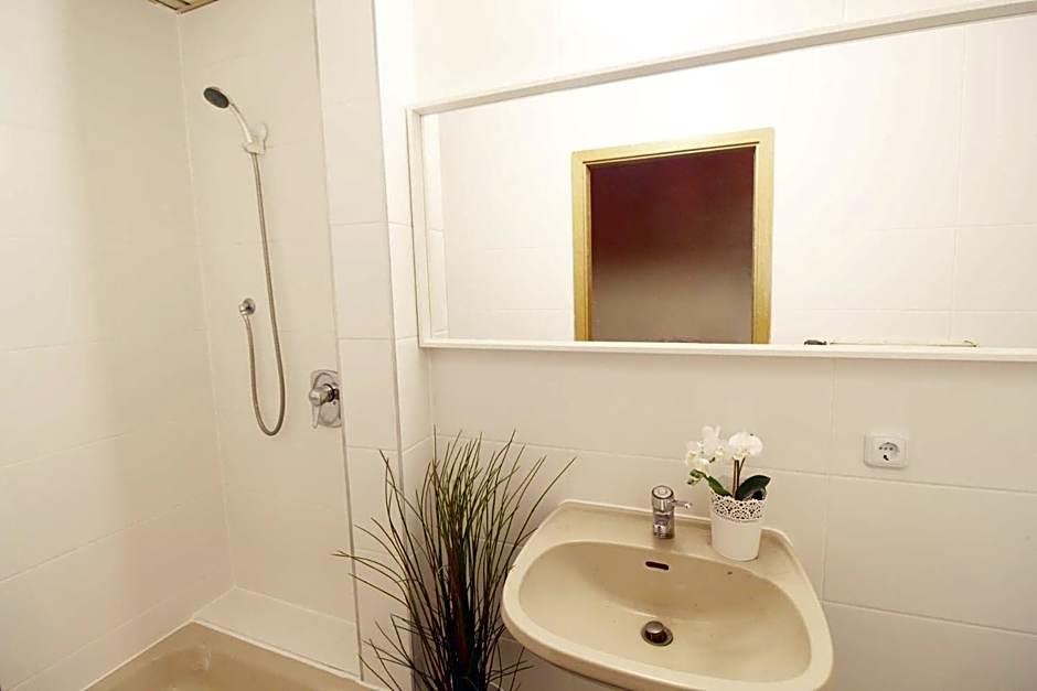 Hotel Ulm Zentrum - Komplettes Zimmer, Hochbett, Android TV & eigenem Bad - perfekt für Familien & Gruppen