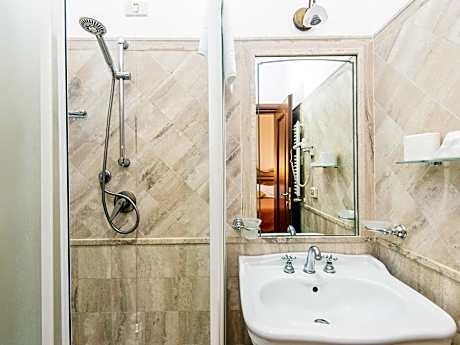 Camera doppia-Camera doppia-Classica-Bagno in camera-Vista città