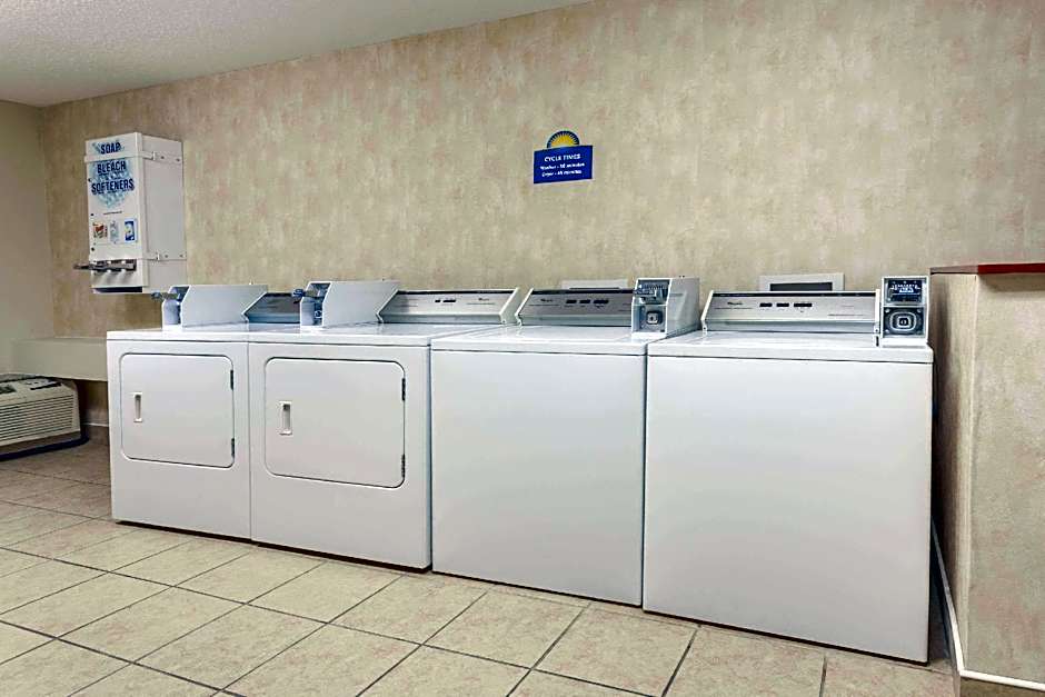 Days Inn & Suites by Wyndham Warren