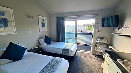 Twin with Private Bathroom (2 Single Beds)