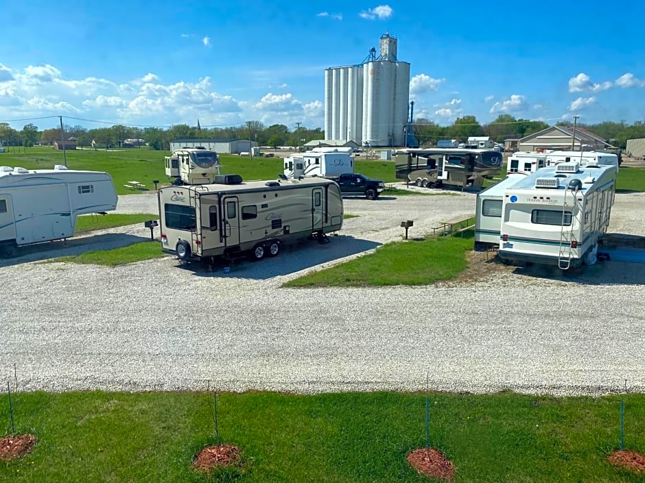 Garnett Hotel & RV Park