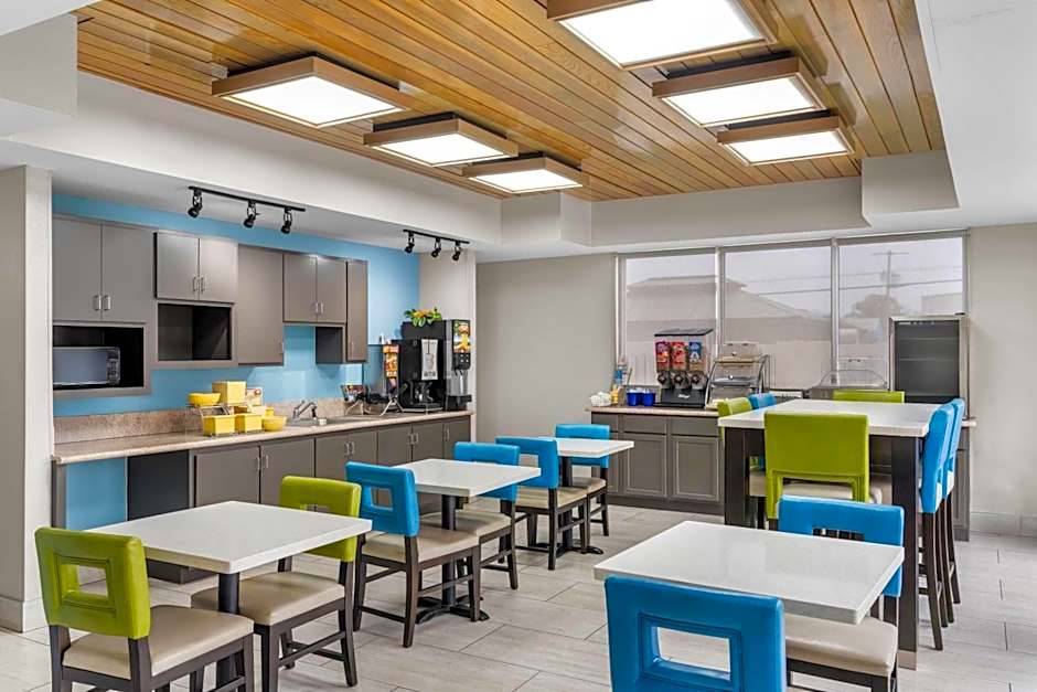 Days Inn & Suites by Wyndham Ridgeland