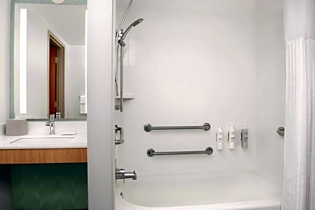 1 King Mobility/Hearing Accessible w/ Bathtub
