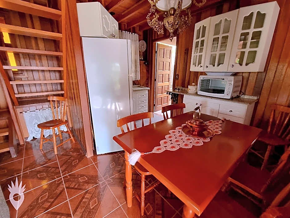 Chalé europeu com vista para natureza no interior