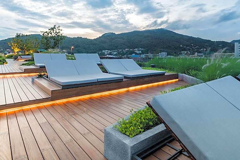 The deck patong 5 Star Apartment 巴东The Deck无边际海景泳池酒店