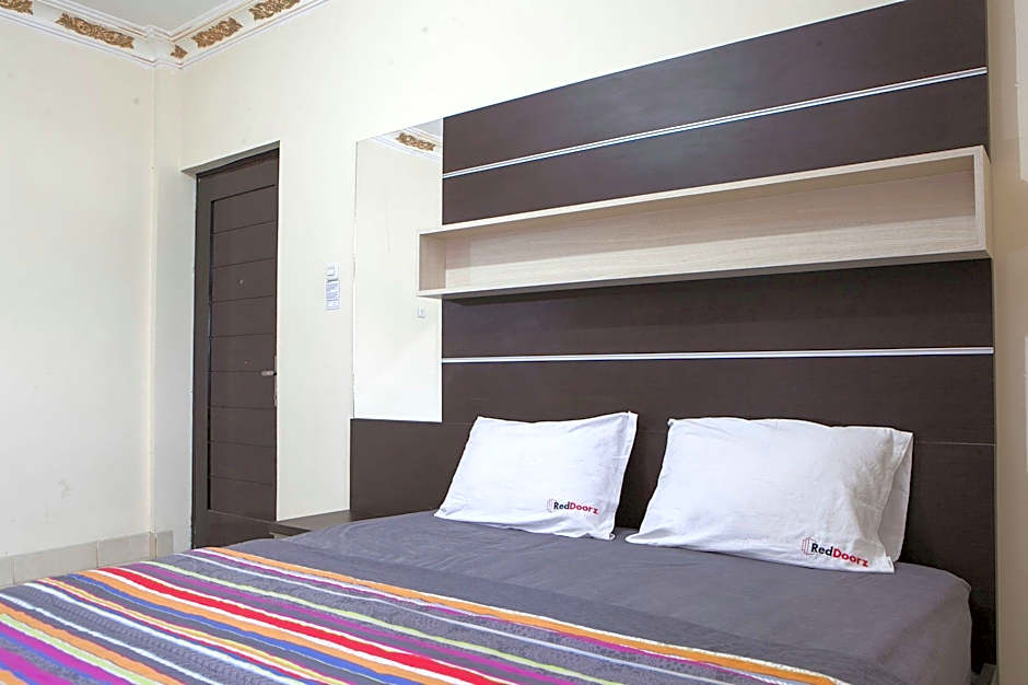 RedDoorz Plus near Isola UPI