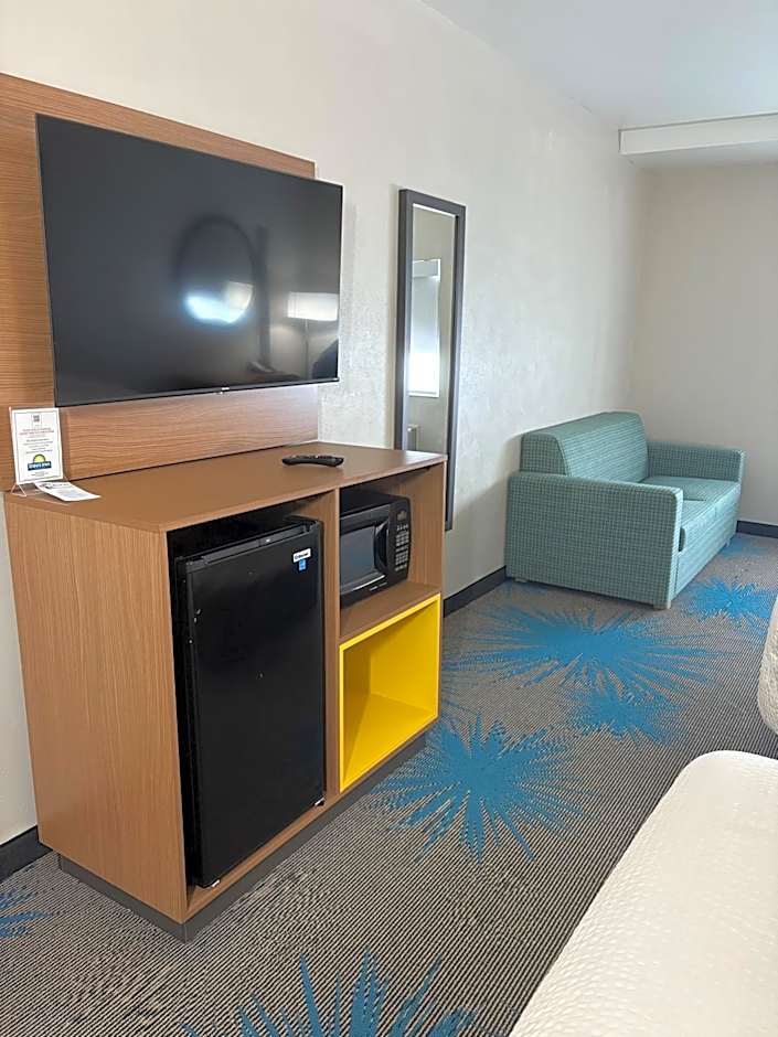 Days Inn by Wyndham Mitchell SD