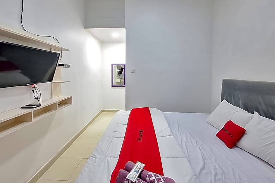 RedDoorz @ Jalan Ahmad Yani Karawang