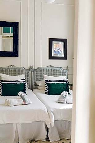 Large Twin Room with Shared Bathroom
