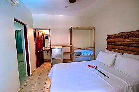 Poolside Quadruple Room