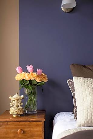 Lakeview Suite with Private Bathroom - Snowdrop Suite