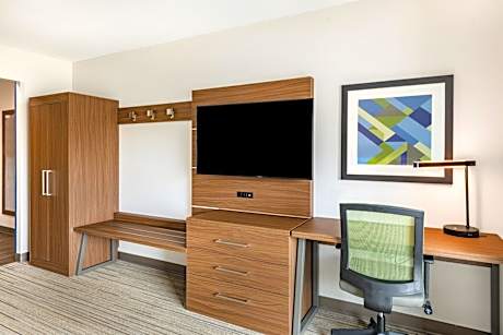 Queen Room - Mobility Accessible