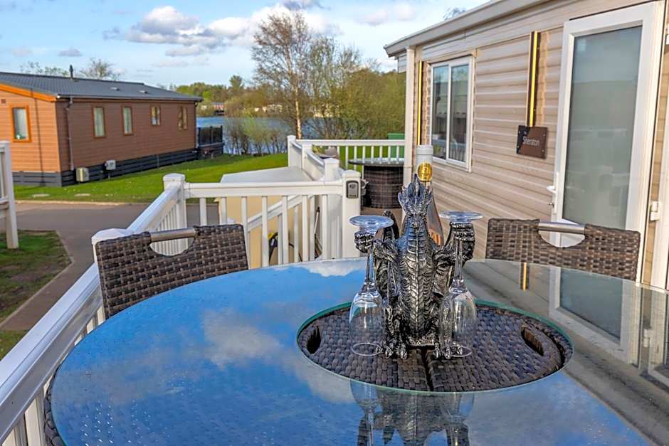 Tattershall VIP Retreat - Hot tub, stunning lakeside views, newly refurbished to an amazing 5 star standard