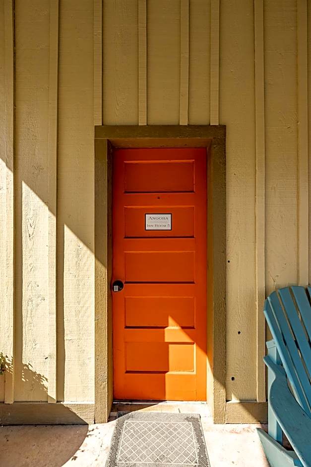The Historic Leakey Inn