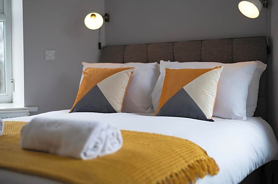 Contractor Base - Kitchen - Parking Included