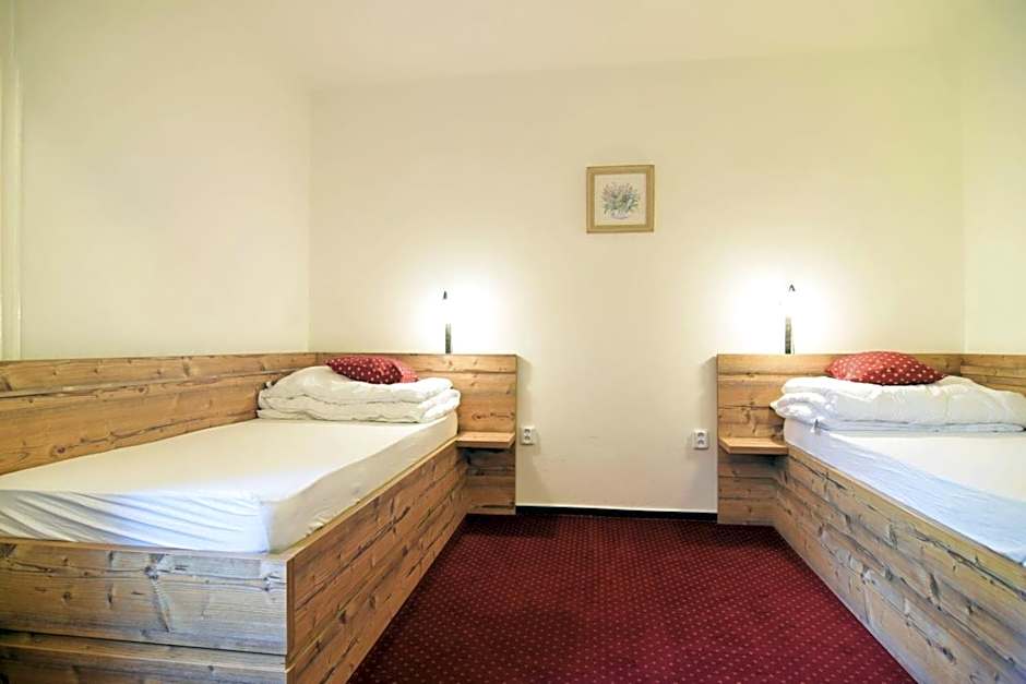 Photo 1 of 4 of Quadruple Room