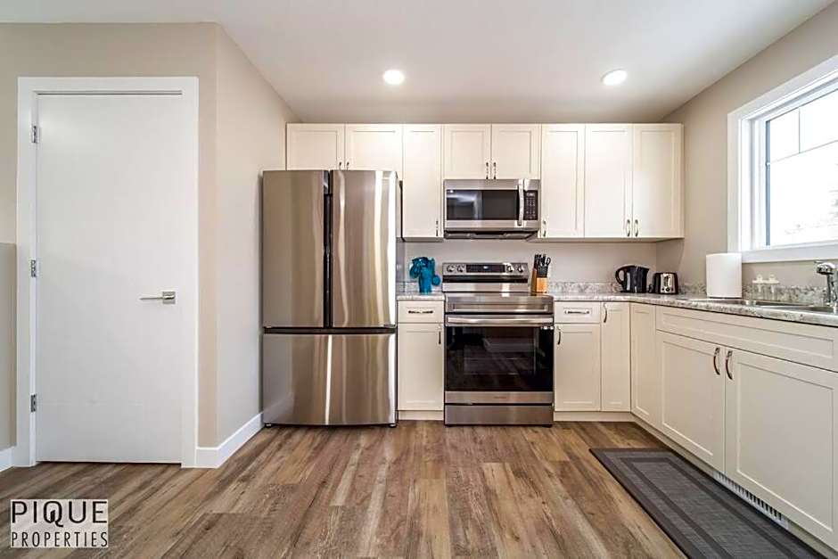 NEW, Euro-Style Suite, Whyte Avenue, AC, Netflix, Sleeps 6!