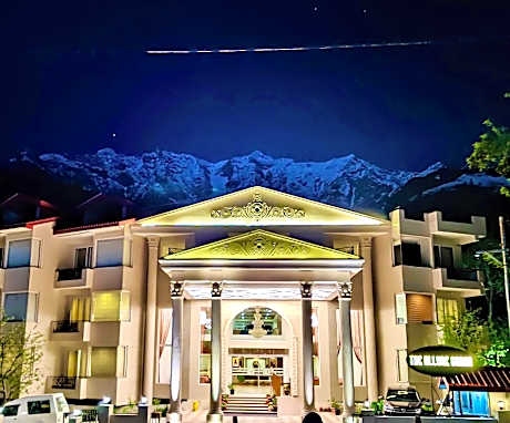 The Allure Grand Resort - Majestic Riverside Retreat