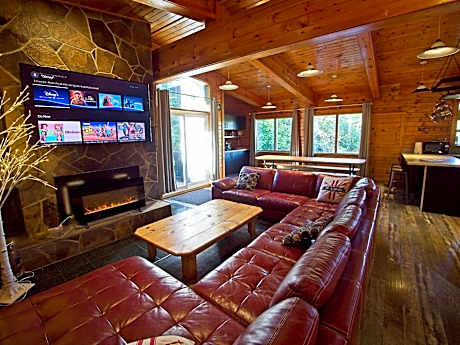 Gateside Chalets Modern Rustic 6-Bedroom with Hot Tub, Near the Village