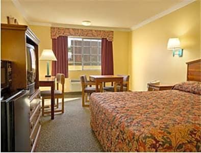 Super 8 by Wyndham Los Angeles Downtown