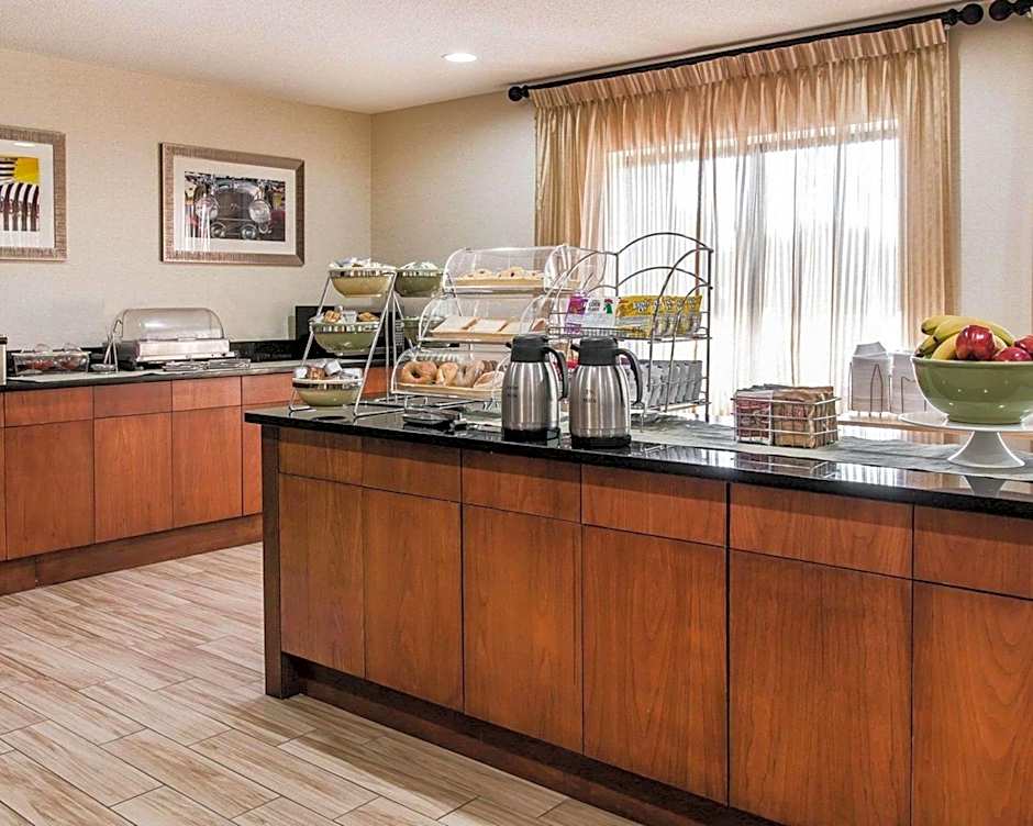 Quality Inn & Suites Warren