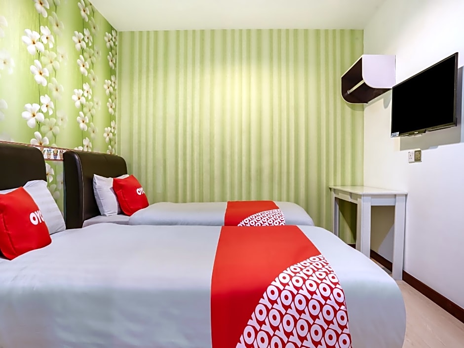 OYO 89583 Grove Hotel