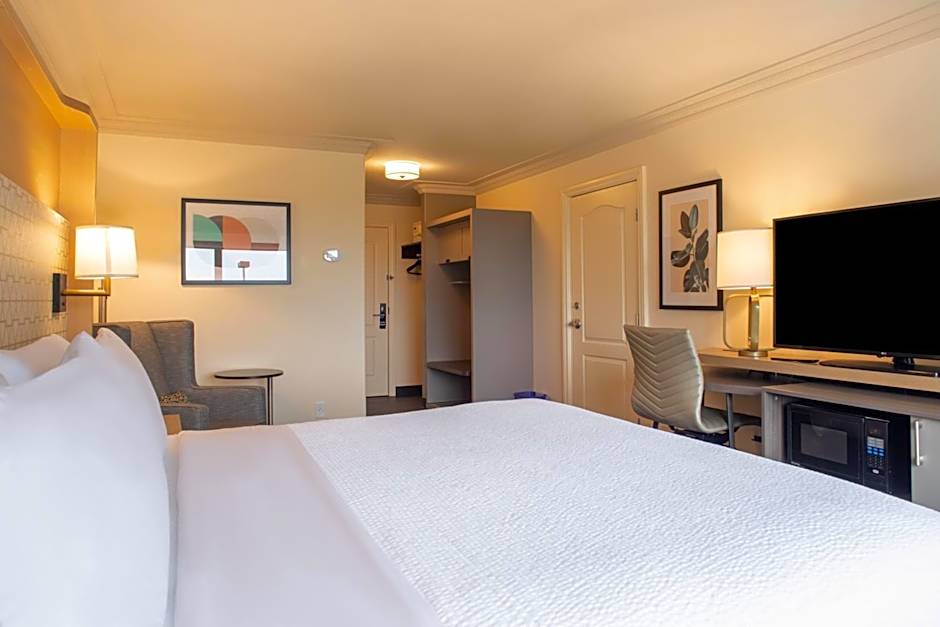 Holiday Inn Victoria - Elk Lake by IHG