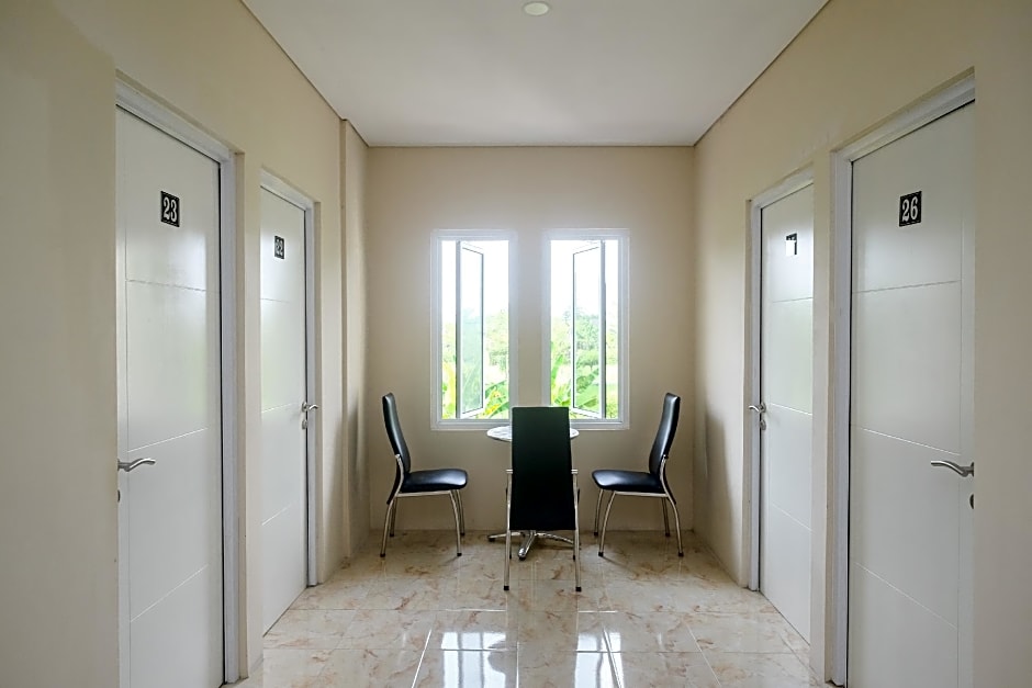 RedDoorz Plus near RS JIH Solo