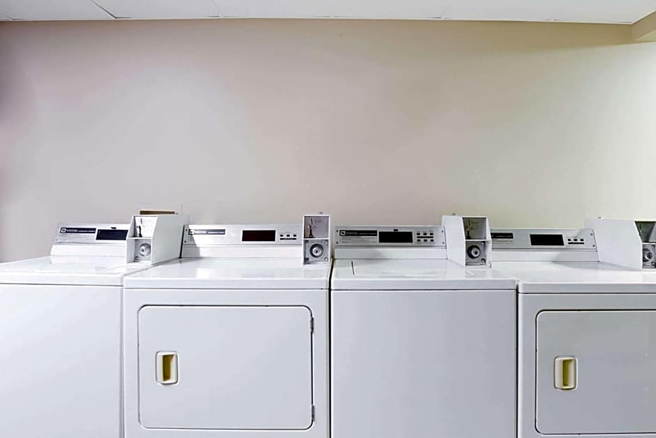 Super 8 by Wyndham Mitchell