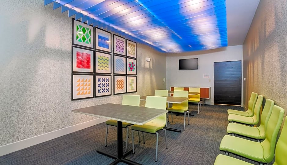 Holiday Inn Express Las Vegas South, an IHG Hotel