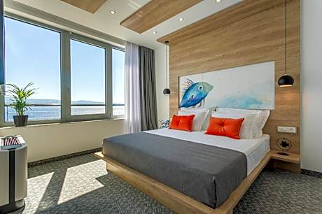 Deluxe Suite with balcony and sea view