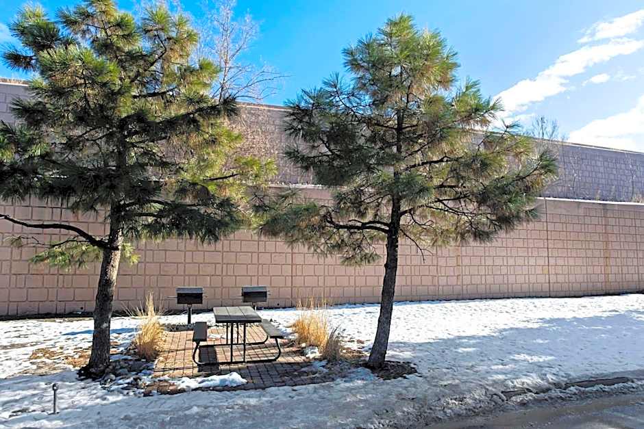 La Quinta Inn & Suites by Wyndham Denver Northglenn