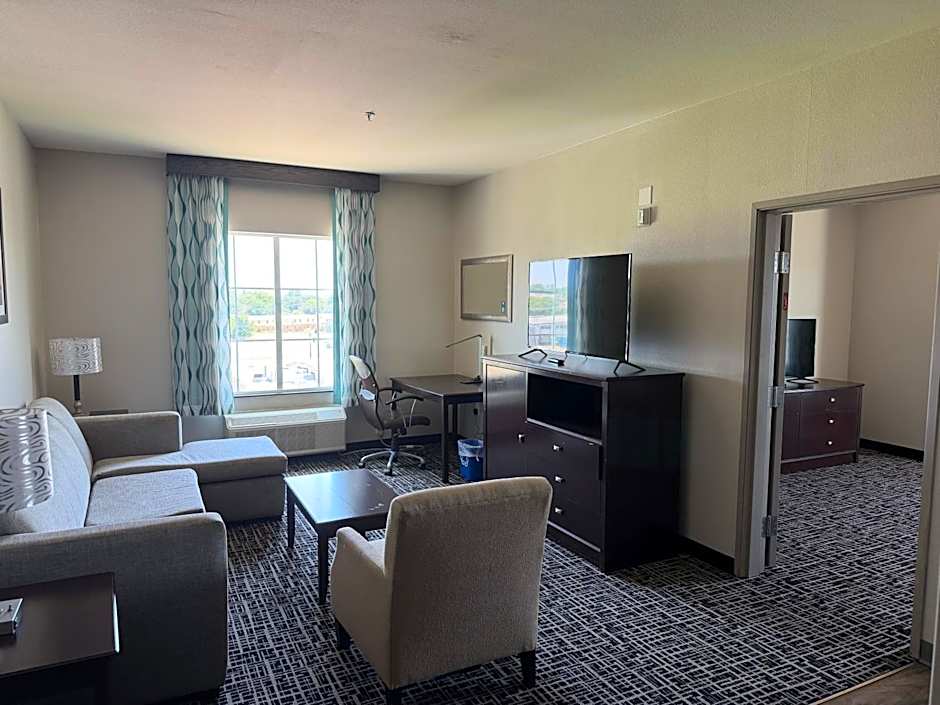 La Quinta Inn & Suites by Wyndham DFW Airport West - Euless