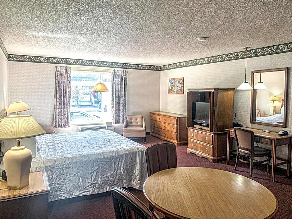 Photo 1 of 5 of 1 King Bed, Nonsmoking