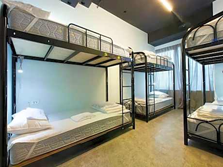 1 Person in 6-Bed Dormitory with Shared Bathroom - Mixed
