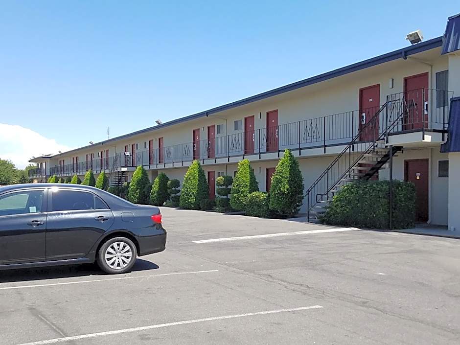 Economy Inn Fresno Yosemite '''NEWLY REMODELED'''
