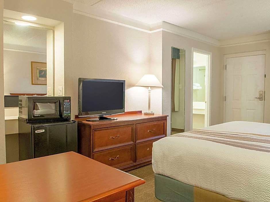 La Quinta Inn & Suites by Wyndham New Orleans Veterans