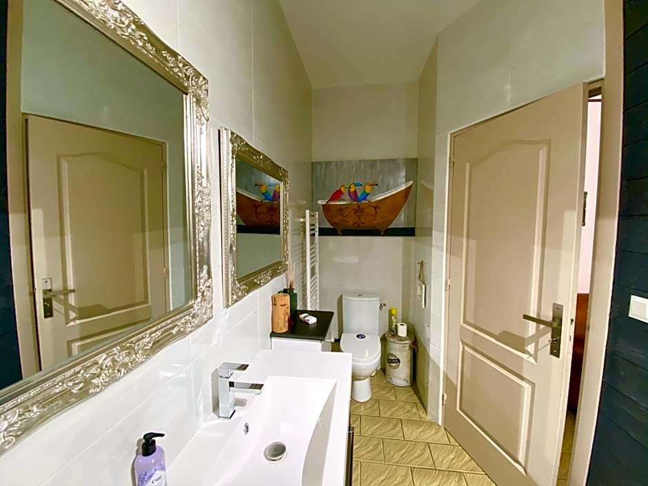Domaine Ô Clair de Lune - Chambres d'Hôtes et Gîtes à Sarlat - Accès Cité Médiévale 5 minutes à pied - Parking - SPA & Massages en option - Piscine de saison