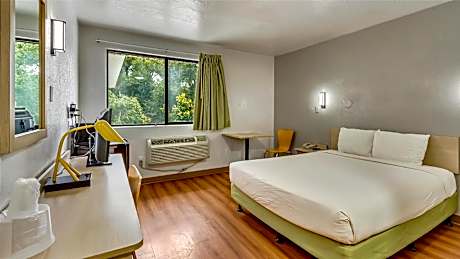 1 Full Bed | Hearing Accessible Micfridge