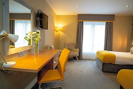 Family Room (2 Adults + 2 Children)