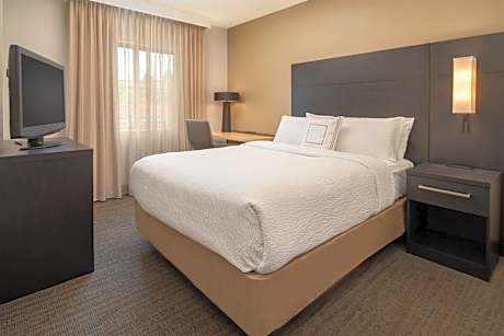 Two-Bedroom Suite with Adapted Tub - Mobility and Hearing Accessible